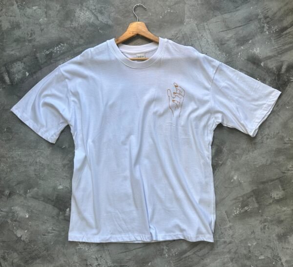 Remera blanca manos RAICES